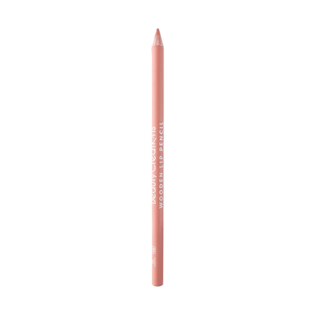 Lápiz de labios de madera de Beauty Creations en color durazno claro, con el nombre de la marca impreso en el cuerpo, mostrado verticalmente sobre un fondo blanco limpio.
