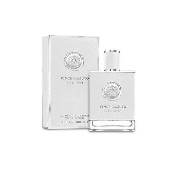Botella de perfume "Vince Camuto Eterno" de 100 ml recubierta en cuero blanco hueso con un sello medallón plateado en relieve y tapón cilíndrico forrado en cuero blanco, junto a su caja blanca con textura de cuero y bordes plateados.