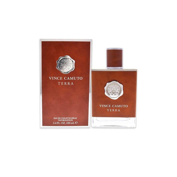Botella de perfume "Vince Camuto Terra" de 100 ml recubierta en cuero marrón terracota con un sello plateado en relieve y tapón cilíndrico forrado en cuero a juego, junto a su caja con textura de cuero marrón y bordes plateados.