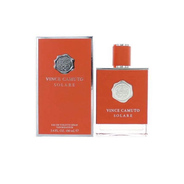 Botella de perfume "Vince Camuto Solare" de 100ml recubierta en cuero naranja brillante con un sello medallón plateado en relieve y tapón cilíndrico forrado en cuero naranja a juego, junto a su caja naranja con textura de cuero y bordes plateados.