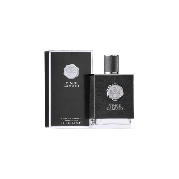 Botella de perfume "Vince Camuto for Men" de 100 ml recubierta en cuero negro texturizado con un sello medallón plateado en relieve y tapón cilíndrico forrado en cuero negro, junto a su caja negra con textura de cuero y bordes plateados.