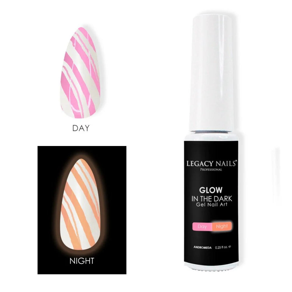 Un frasco de gel para uñas que brilla en la oscuridad de Legacy Nails junto a un tip de uña que muestra rayas rosa pálido de día y un brillo naranja intenso de noche.