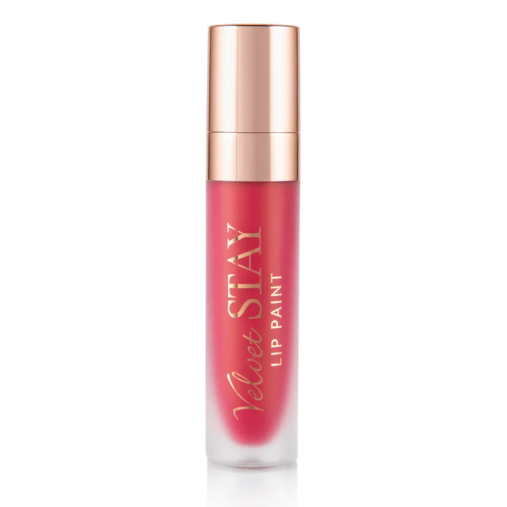 Tubo de Lip Paint rojo brillante de Beauty Creations con tapa rose-gold reflectante sobre un fondo blanco limpio, transmitiendo un look de producto de belleza pulido y elegante.