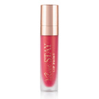 Tubo de Lip Paint rojo brillante de Beauty Creations con tapa rose-gold reflectante sobre un fondo blanco limpio, transmitiendo un look de producto de belleza pulido y elegante.