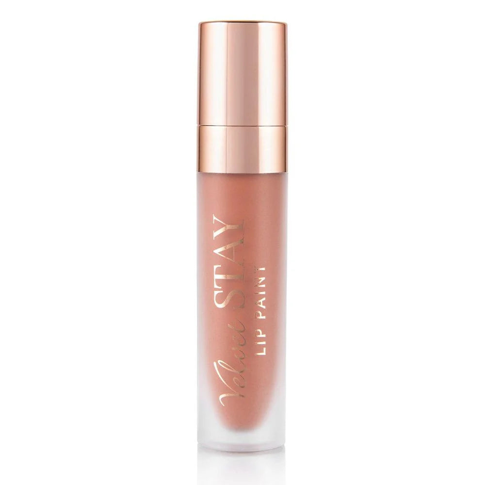 Tubo de Lip Paint nude de Beauty Creations con tapa rose-gold reflectante sobre un fondo blanco limpio, transmitiendo un look de producto de belleza pulido y elegante.