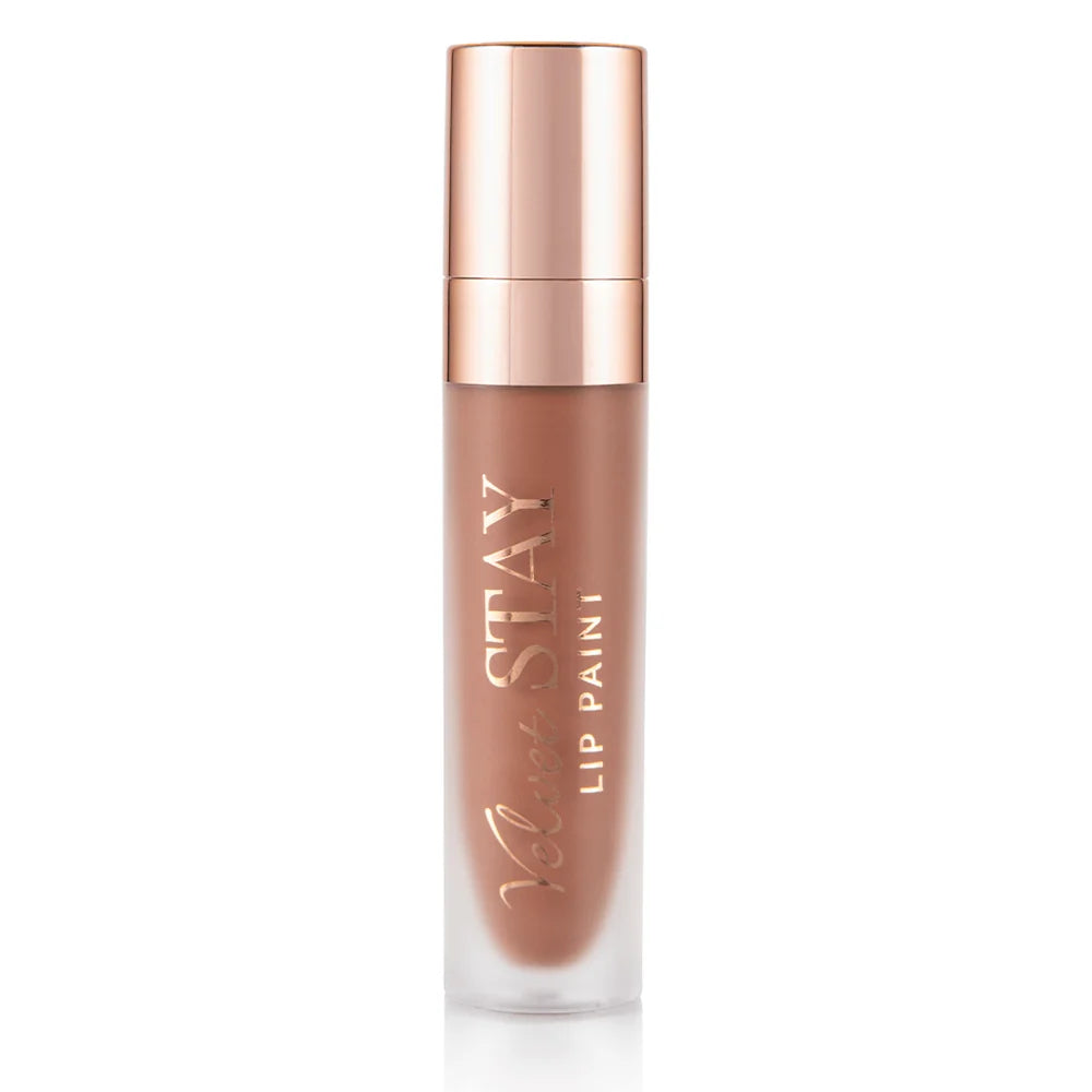 Tubo de Lip Paint caramelo de Beauty Creations con tapa rose-gold reflectante sobre un fondo blanco limpio, transmitiendo un look de producto de belleza pulido y elegante.