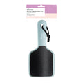 Una lima de pies curva en azul pálido con superficie de limado texturizada en negro y una anilla para la muñeca, presentada debajo de un empaque rosa con la etiqueta "Diane Deluxe Curved Foot File".