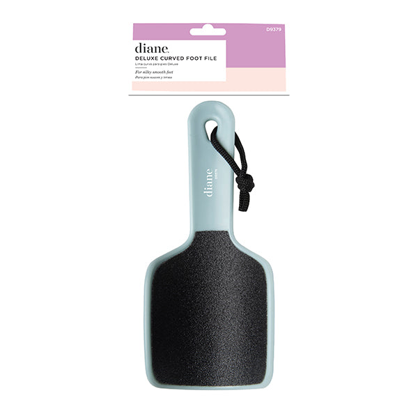 Una lima de pies curva en azul pálido con superficie de limado texturizada en negro y una anilla para la muñeca, presentada debajo de un empaque rosa con la etiqueta "Diane Deluxe Curved Foot File".
