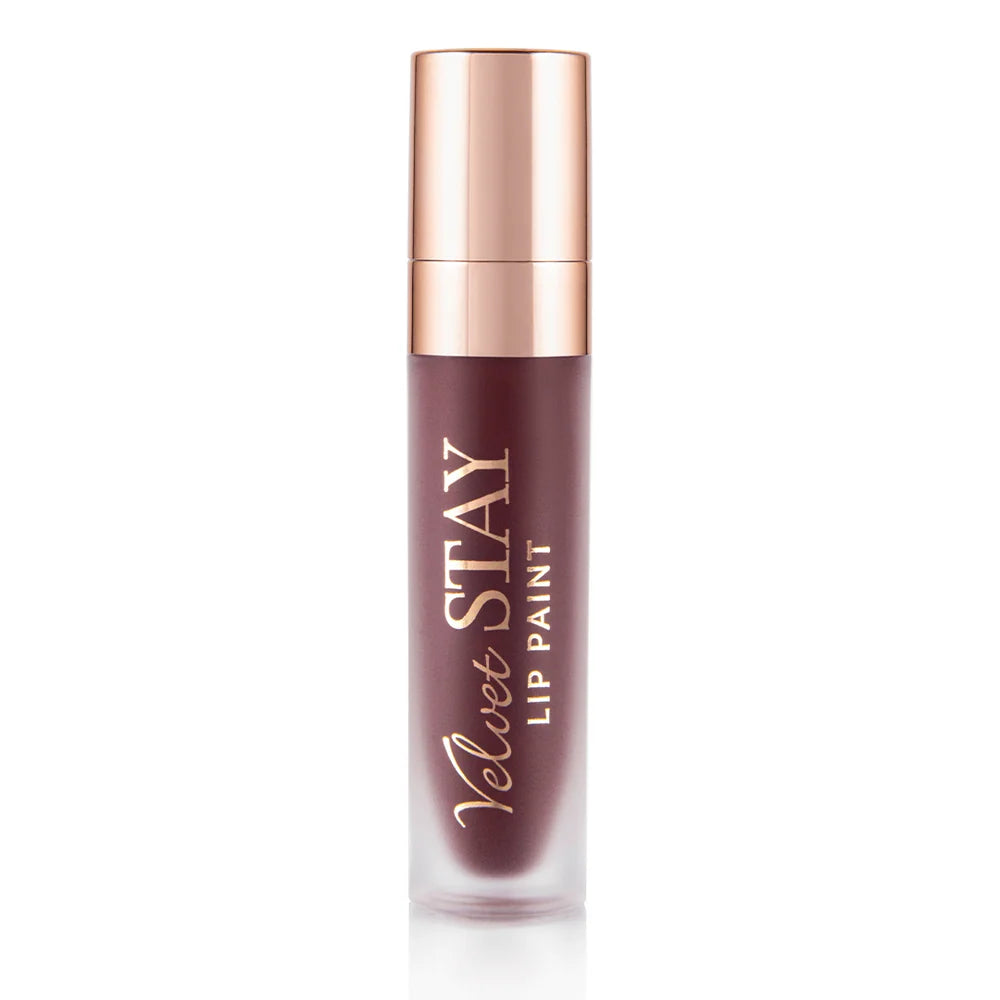 Tubo de Lip Paint violeta oscuro de Beauty Creations con tapa rose-gold reflectante sobre un fondo blanco limpio, transmitiendo un look de producto de belleza pulido y elegante.