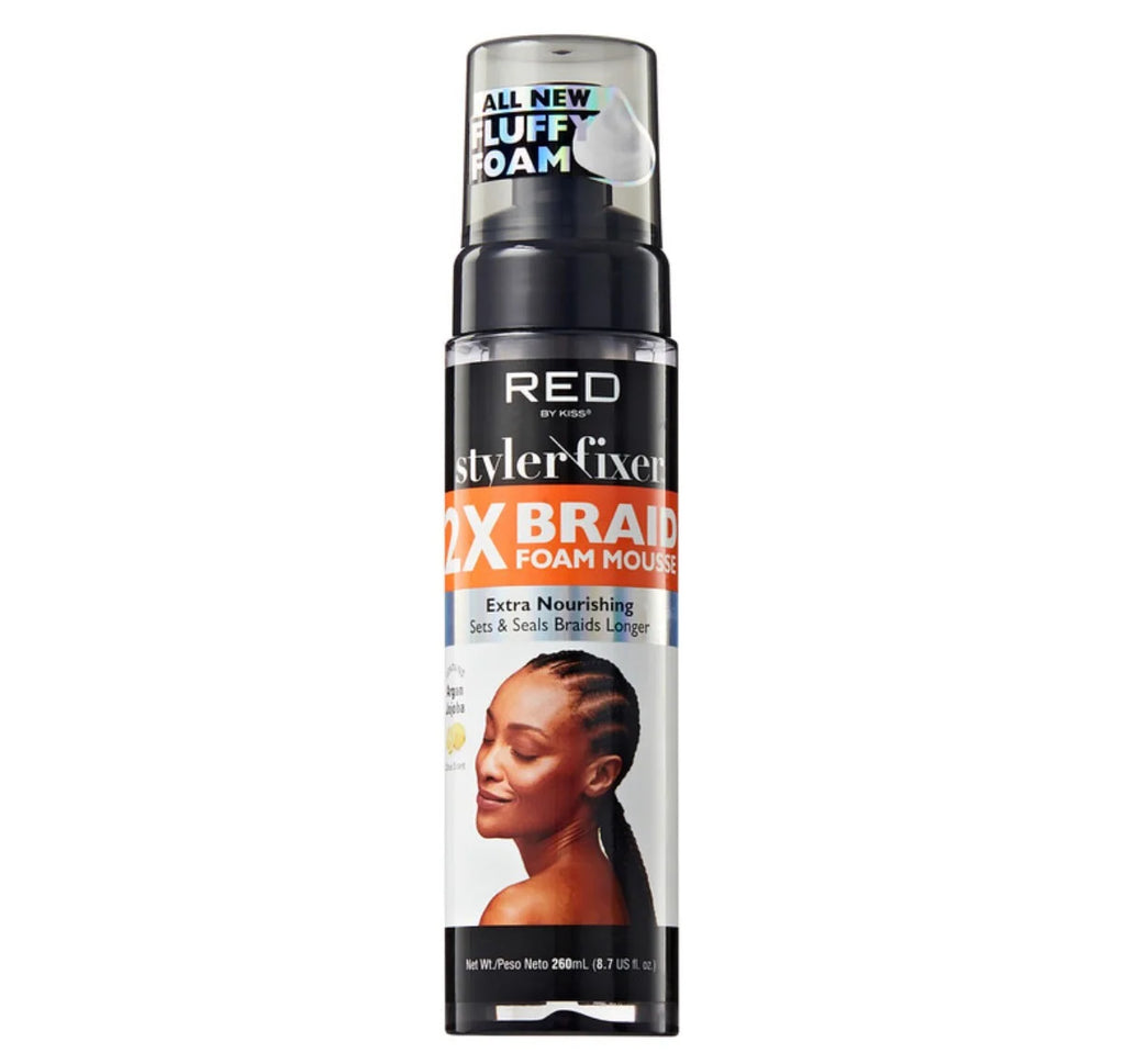 Un frasco negro de mousse para trenzas de RED by Kiss con tapa transparente, etiquetado como "All New Fluff Foam" y "Extra Nourishing", sobre fondo blanco.