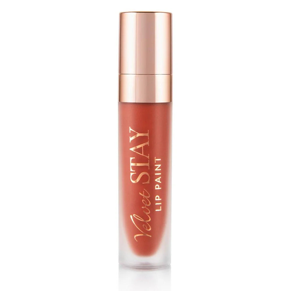 Tubo de Lip Paint terracota de Beauty Creations con tapa rose-gold reflectante sobre un fondo blanco limpio, transmitiendo un look de producto de belleza pulido y elegante.