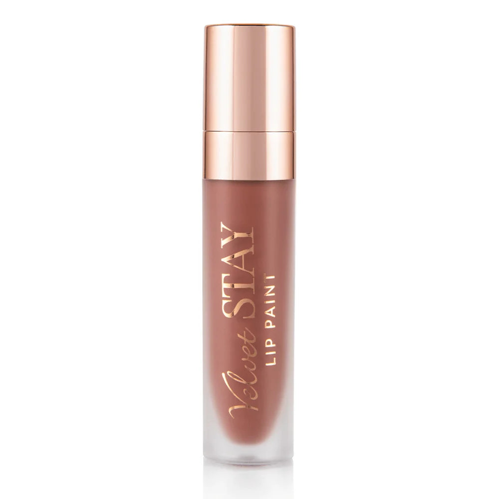 Tubo de Lip Paint nude de Beauty Creations con tapa rose-gold reflectante sobre un fondo blanco limpio, transmitiendo un look de producto de belleza pulido y elegante.