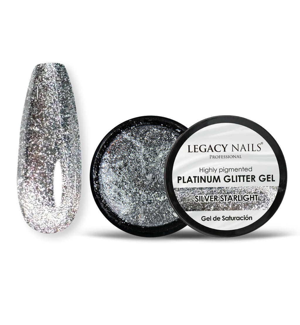 Silver Starlight, gel de glitter platino de Legacy Nails Professional, mostrado en un pot abierto negro junto a un swatch de uña con glitter plateado; acabado brillante y glamuroso.