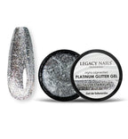 Silver Starlight, gel de glitter platino de Legacy Nails Professional, mostrado en un pot abierto negro junto a un swatch de uña con glitter plateado; acabado brillante y glamuroso.