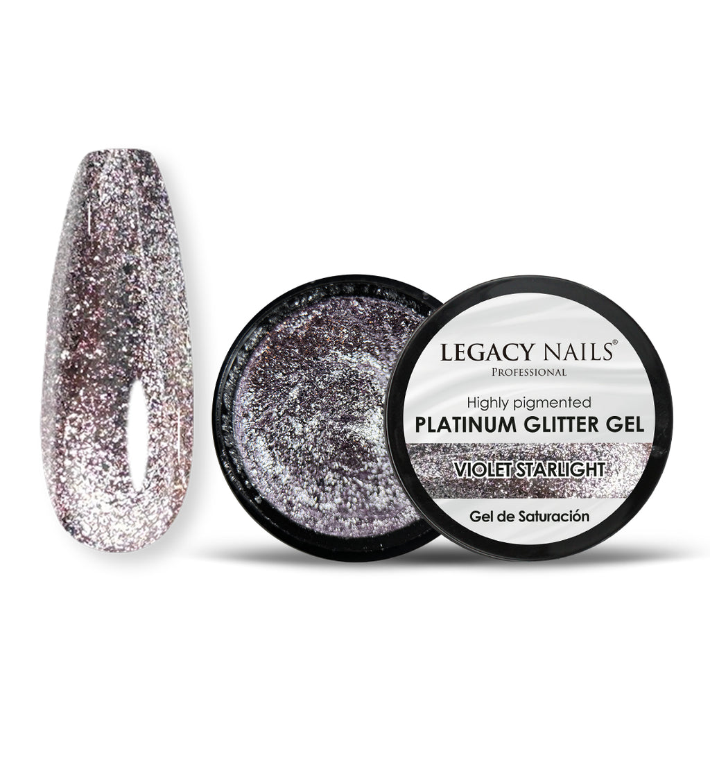 Violet Starlight, gel de glitter platino de Legacy Nails Professional, mostrado en un pot abierto negro junto a un swatch de uña con glitter violeta; acabado brillante y glamuroso.