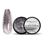Violet Starlight, gel de glitter platino de Legacy Nails Professional, mostrado en un pot abierto negro junto a un swatch de uña con glitter violeta; acabado brillante y glamuroso.