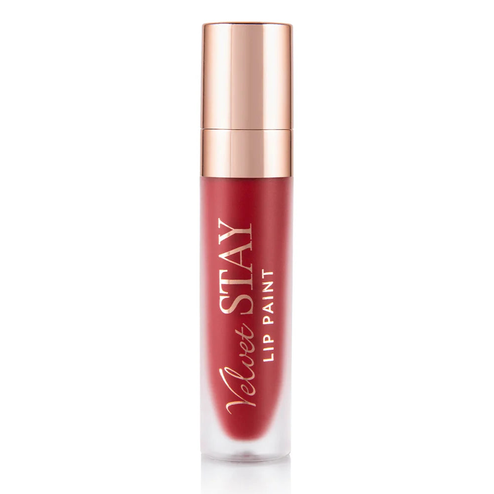 Tubo de Lip Paint rojo de Beauty Creations con tapa rose-gold reflectante sobre un fondo blanco limpio, transmitiendo un look de producto de belleza pulido y elegante.