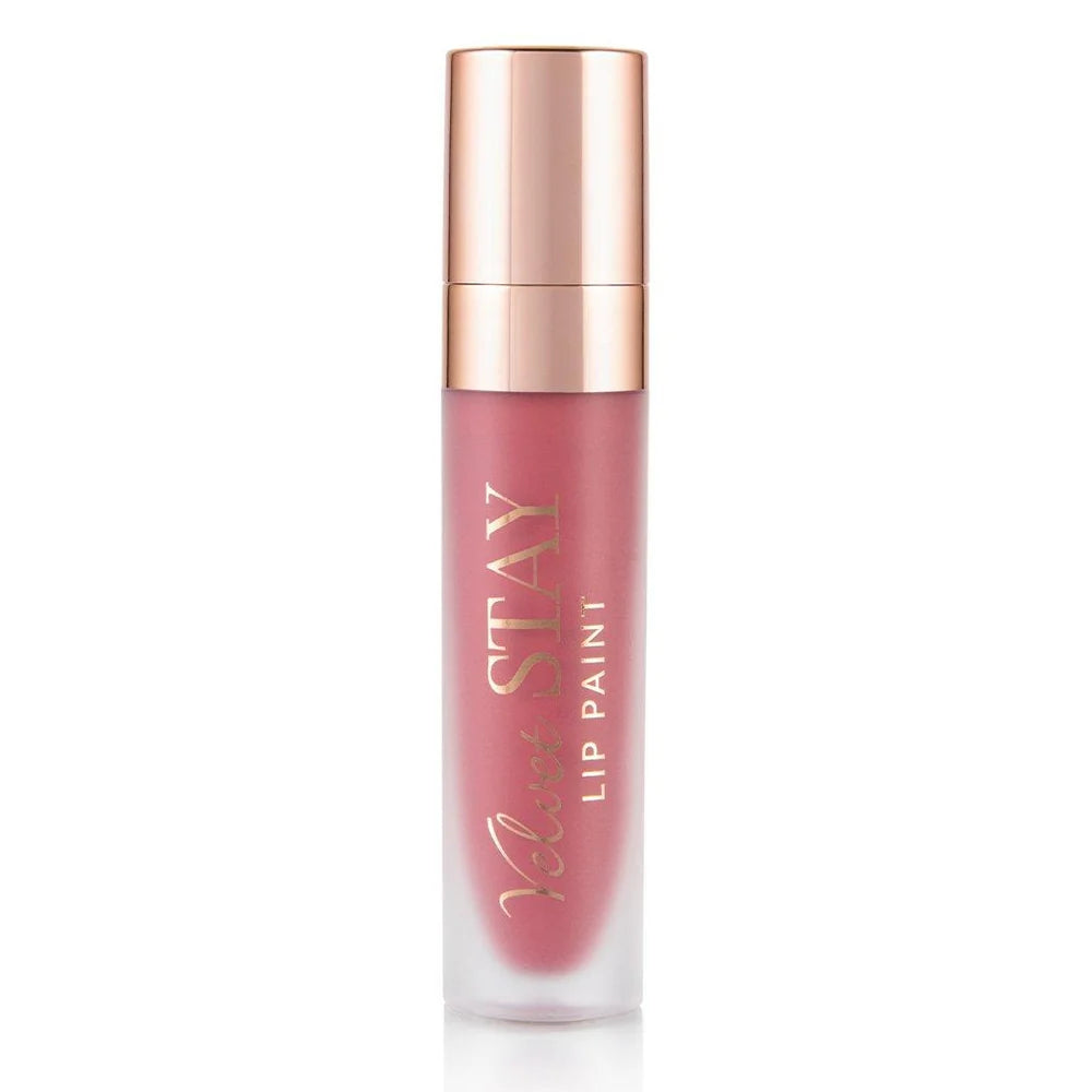 Tubo de Lip Paint rosa claro de Beauty Creations con tapa rose-gold reflectante sobre un fondo blanco limpio, transmitiendo un look de producto de belleza pulido y elegante.