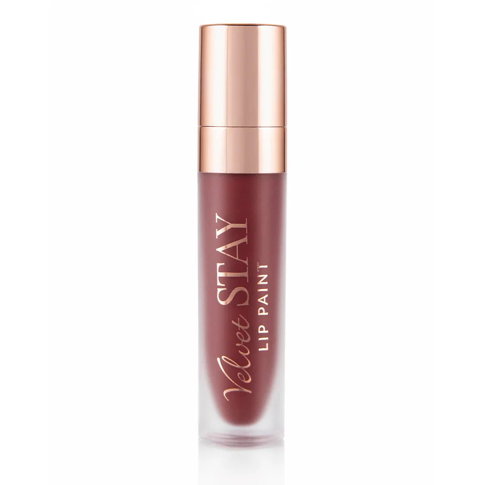 Tubo de Lip Paint rojo vino de Beauty Creations con tapa rose-gold reflectante sobre un fondo blanco limpio, transmitiendo un look de producto de belleza pulido y elegante.