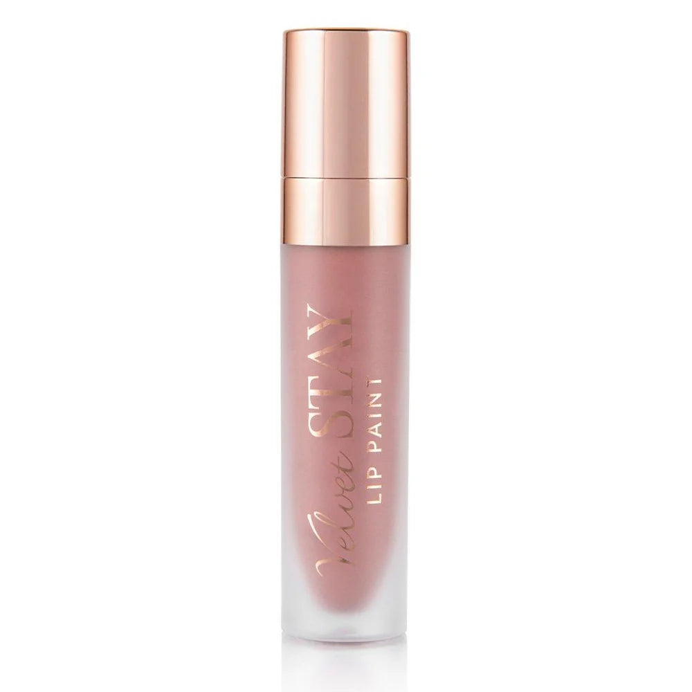Tubo de Lip Paint rosa pálido de Beauty Creations con tapa rose-gold reflectante sobre un fondo blanco limpio, transmitiendo un look de producto de belleza pulido y elegante.