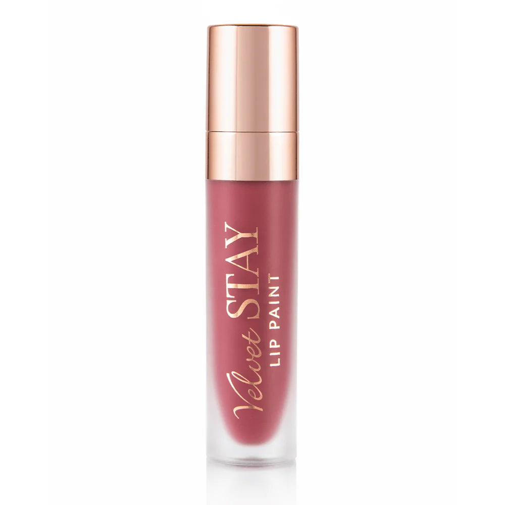 Tubo de Lip Paint rosado intenso de Beauty Creations con tapa rose-gold reflectante sobre un fondo blanco limpio, transmitiendo un look de producto de belleza pulido y elegante.