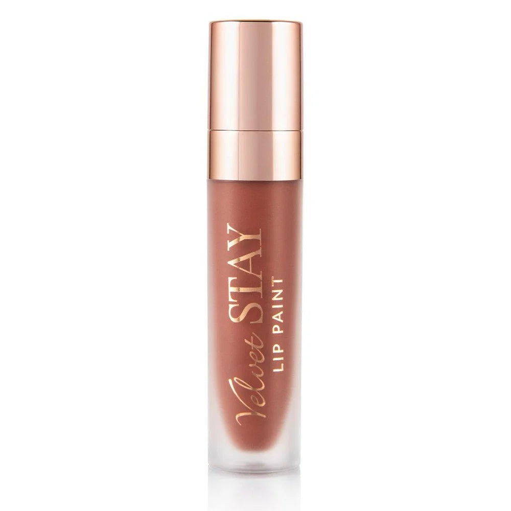 Tubo de Lip Paint marrón claro de Beauty Creations con tapa rose-gold reflectante sobre un fondo blanco limpio, transmitiendo un look de producto de belleza pulido y elegante.