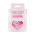 Set de esponjas "Puffmallow" Rubycell en rosa, presentado en un empaque transparente con dos esponjas de maquillaje reutilizables con forma de corazón; diseño de producto de belleza suave.
