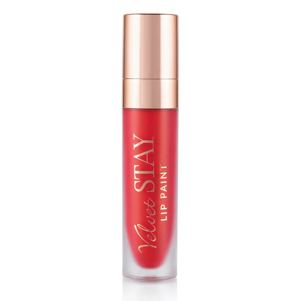 Tubo de Lip Paint rojo rosado brillante de Beauty Creations con tapa rose-gold reflectante sobre un fondo blanco limpio, transmitiendo un look de producto de belleza pulido y elegante.