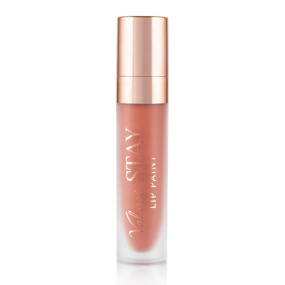 Tubo de Lip Paint nude rosado de Beauty Creations con tapa rose-gold reflectante sobre un fondo blanco limpio, transmitiendo un look de producto de belleza pulido y elegante.