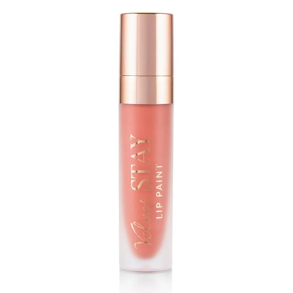 Tubo de Lip Paint coral claro de Beauty Creations con tapa rose-gold reflectante sobre un fondo blanco limpio, transmitiendo un look de producto de belleza pulido y elegante.