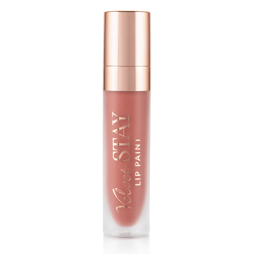 Tubo de Lip Paint durazno de Beauty Creations con tapa rose-gold reflectante sobre un fondo blanco limpio, transmitiendo un look de producto de belleza pulido y elegante.