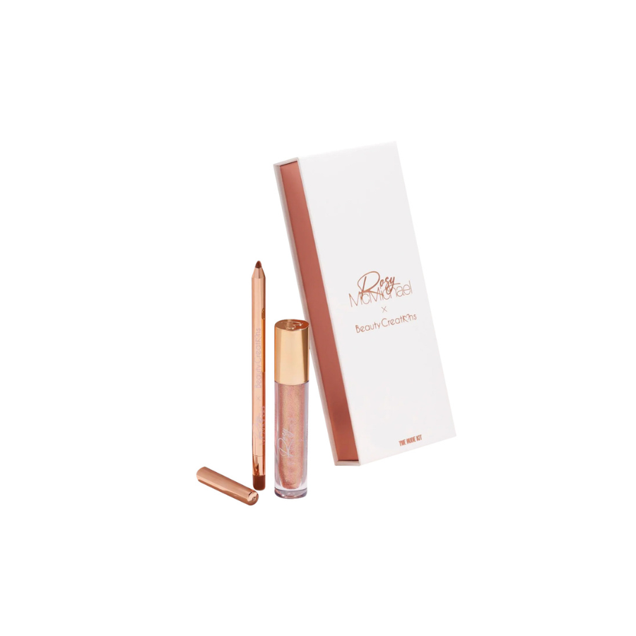 Set de maquillaje en tono rose-gold sobre fondo blanco: un lápiz delgado, un tubo pequeño y una caja a juego. El empaque pulido de los cosméticos se siente elegante y lujoso.