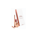 Set de labios rose-gold de Beauty Creations con un labial rojo, lápiz de labios a juego, tubos cosméticos y empaque blanco dispuestos sobre un fondo luminoso.