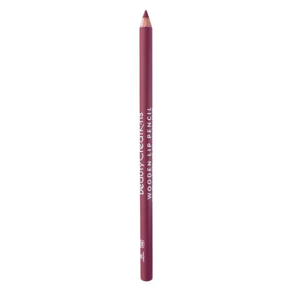 Lápiz de labios de madera de Beauty Creations en color burgundy, con el nombre de la marca impreso en el cuerpo, mostrado verticalmente sobre un fondo blanco limpio.
