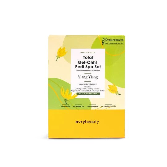 Una caja amarilla y verde de Avry Beauty para un set de pedicura spa Gel-Ohh! de Ylang Ylang, decorada con ilustraciones de flores; el empaque se siente fresco y alegre.